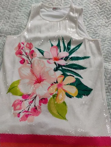 Vestido branco com paetês e estampa floral