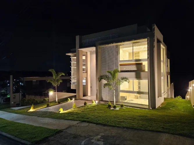 Alphaville litoral -Casa moderna em condomínio fechado