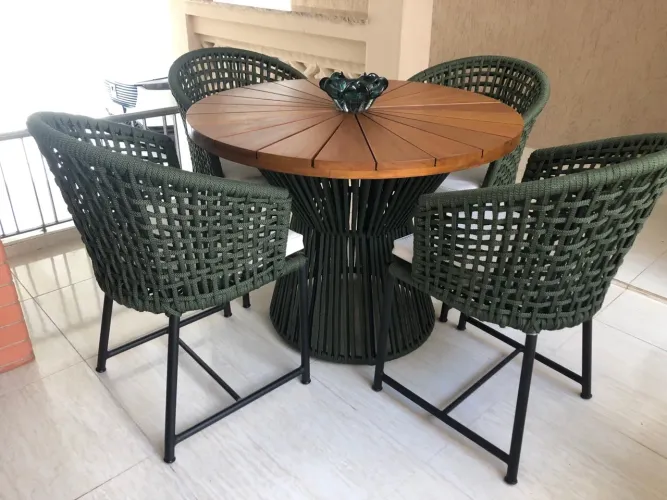 Conjunto mesa e cadeiras para área externa