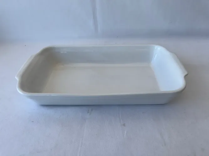 Travessa branca de porcelana