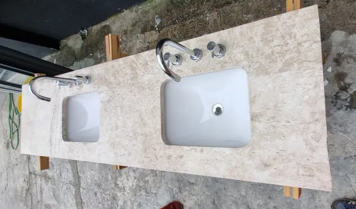 Pia para banheiro dupla na pedra travertino