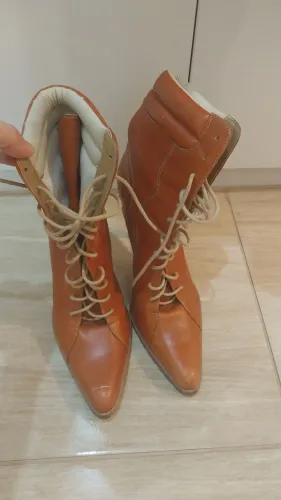 Botas couro legítimo lindas. Tam 36