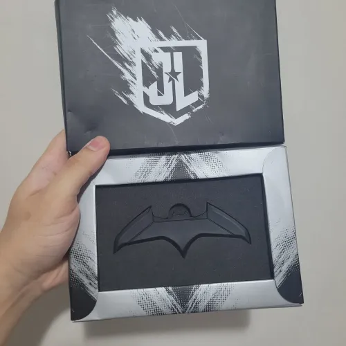 Batarang de metal original + base de acrílico