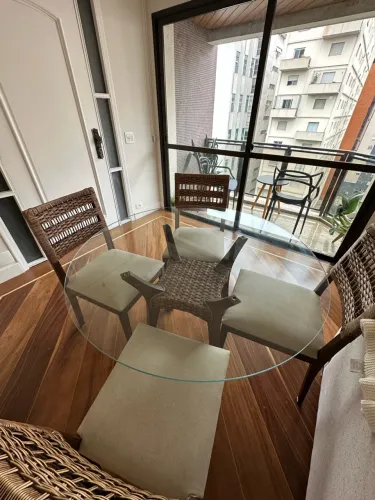 Mesa de jantar redonda em madeira maciça + 4 cadeiras