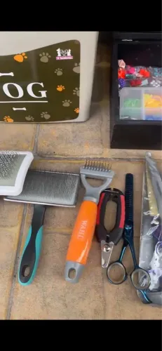 Lâminas, tesouras, pentes e escovas para banho e tosa