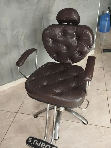 Cadeira de cabeleireiro e longarina de recepção 
