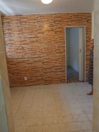 Alugo uma casa c 1 quarto em cascadura