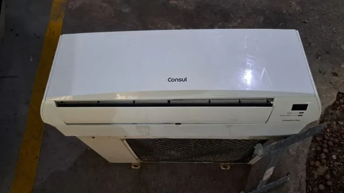 Vendo Ar condicionado 7.000 BTUs 220 v usado . Manutenção foi feita de 6 em 6 meses.