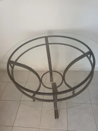Vendo mesa com tampo de vidro+2 cadeiras