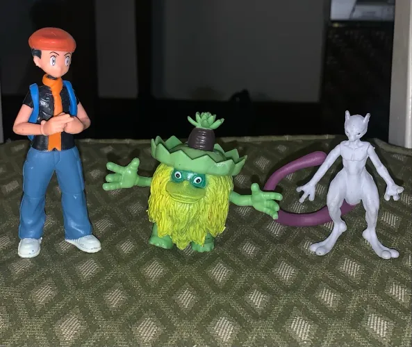 Pokémon 3 bonecos Treinador Ludicolo e Mewtwo ótimo estado 