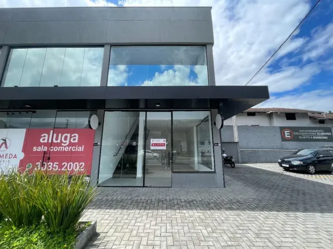 Excelente sala comercial, localizadas em frente ao Hospital do Pulmão, no Bairro Itoupava 