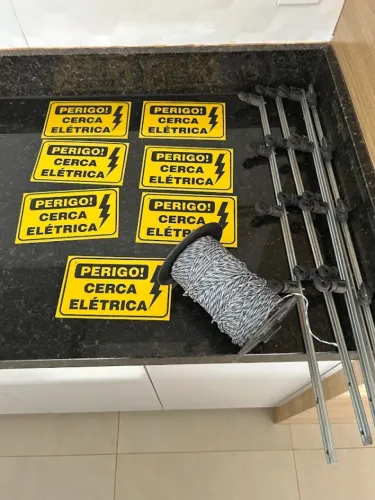 Kit Cerca Elétrica: 5 Hastes, Fio e 7 Placas de Advertência