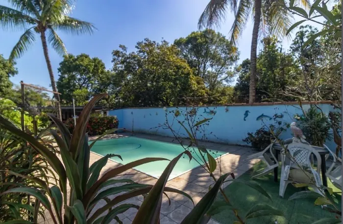 Mega Oportunidade em Realengo: 2.600 m² com  2 Casas, Piscina e Lazer Completo