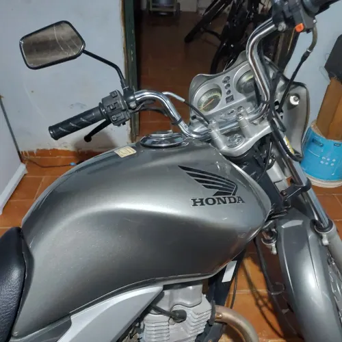 Vendo ou troco por moto ou biz uma titan modelo 2010 partida motor,peneu, rmbreagem OK