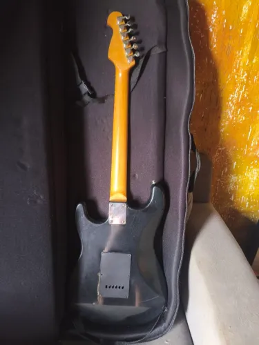 Guitarra Crafter afinado e regulada