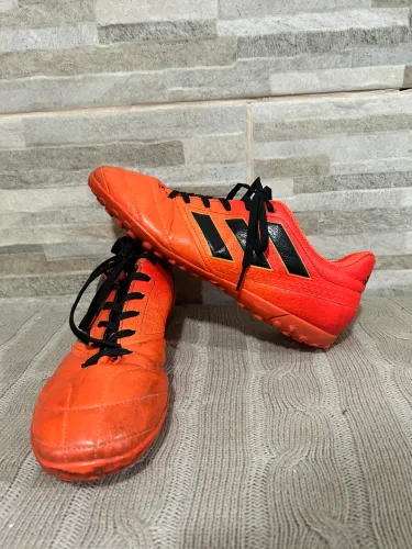 Chuteira society laranja Adidas 38