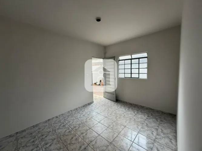 Casa com 50m² para locação no bairro Marta Helena