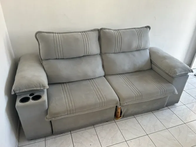 Sofá de abrir com carregador e porta copos