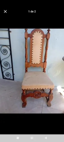 Cadeira estilo colonial estofada, madeira maciça - com detalhes entalhados - antiguidade