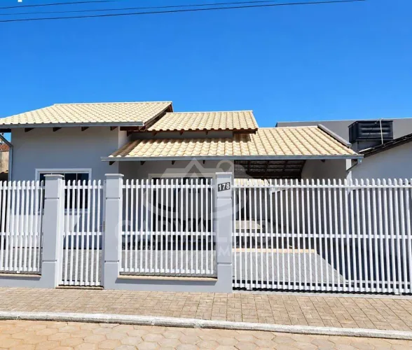 Casa com 3 quartos, edícula e amplo terreno a 600 metros do mar em Barra Velha