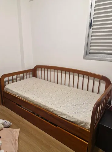 Maravilhosa cama em madeira maciça