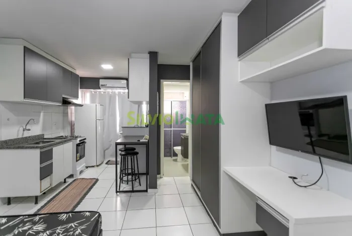 EXCELENTE KITINET MOBILIADA PARA MORAR NA ZONA 08, EM FRENTE A UNICESUMAR.