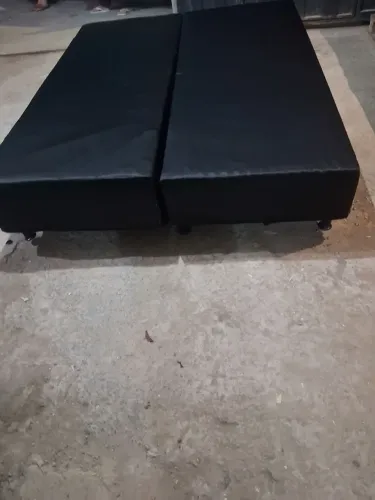 Vendo base de cama box casal quem medida 1.98 por 1.58 Vendo por 150 reais entrego