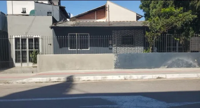 Alugo Casa No Centro de Balneário Camboriu