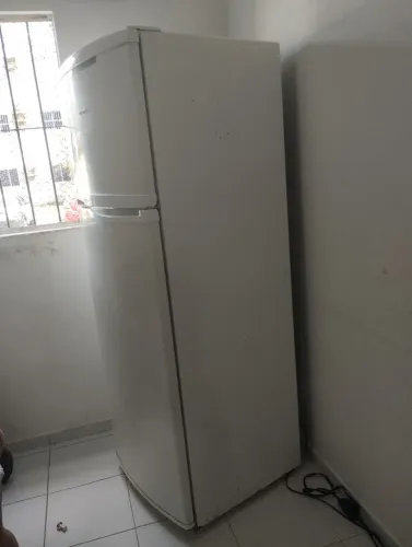 Geladeira em perfeito estado, funcionando normal.