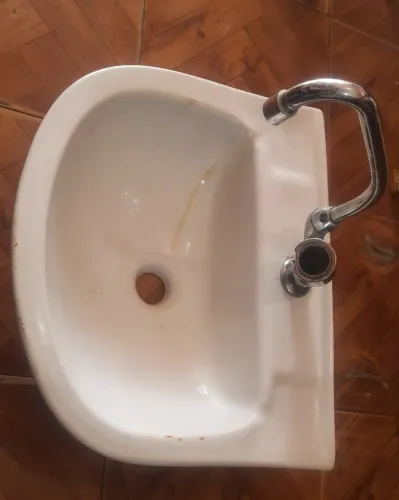 Vendo pia com torneira da deca 80 reias
