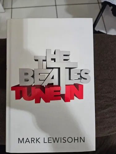 Livro The Beatles Tune In vol. 1 (importado)