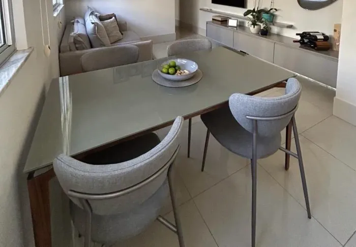 Mesa de jantar com 4 cadeiras