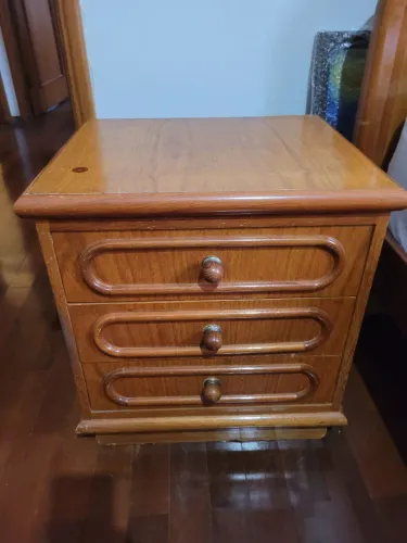 Mesa de cabeceira - madeira maciça