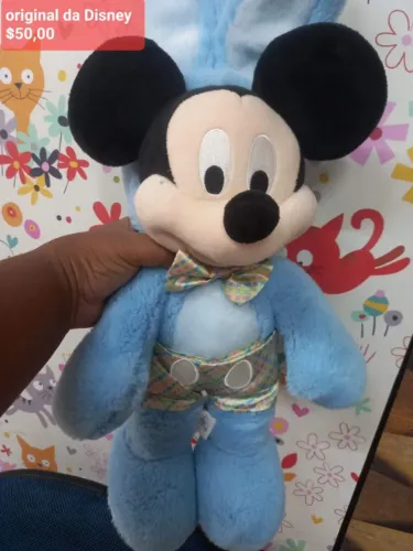 boneco de pelúcia do Mickey Mouse com traje azul de coelho de Páscoa, gravata-borboleta e
