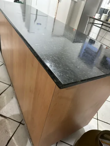 Balcão 2 portas com uma linda pedra