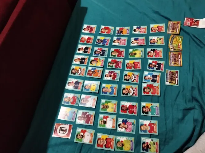Troco e vendo figurinhas FIGURINHAS NA DESCRIÇÃO
