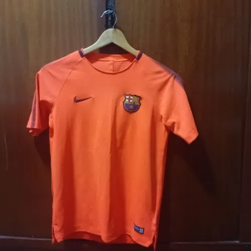 Camisa infantil oficial de treino do Barcelona da temporada 2016/2017.