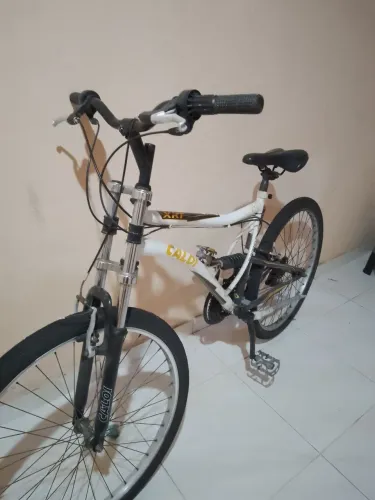 VENDO BICICLETA CALOI ARO 26. PNEUS TROCADOS RECENTEMENTE.