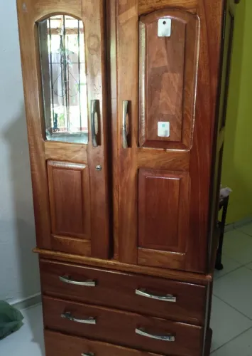 Guarda roupa de madeira