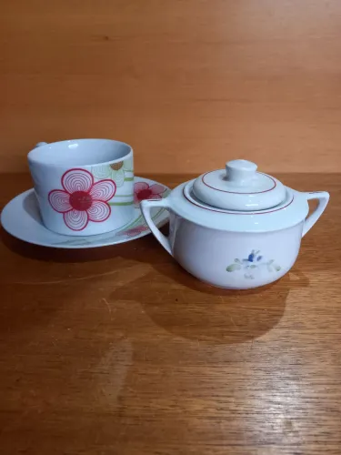 Açucareiro mais xícara grande de chá com pires porcelana