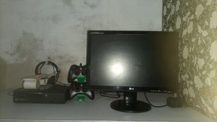 Kit gamer Xbox 360 desbloqueado com monitor e jogos