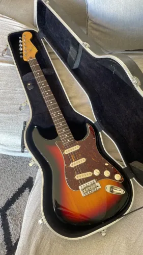 Guitarra Squier by Fender Classic Vibes 60's