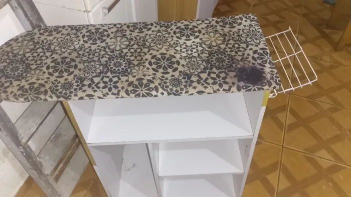 Vende se uma tábua de passar roupa