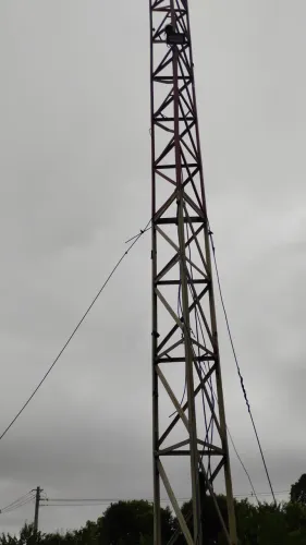 Torre para celular com 27 m