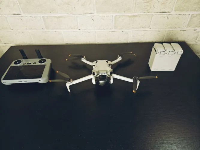 Drone DJI Mini 4 Pro + 3 Baterias + RC 2 Com tela