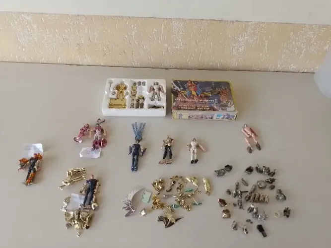 Vendo vários cavaleiros do zodíaco anos 80 e peças de reposição, usados.