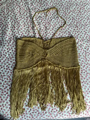 Cropped Crochê Dourado com Franjas