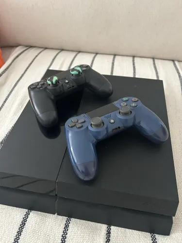 PlayStation 4 - 500gb + 2 controles