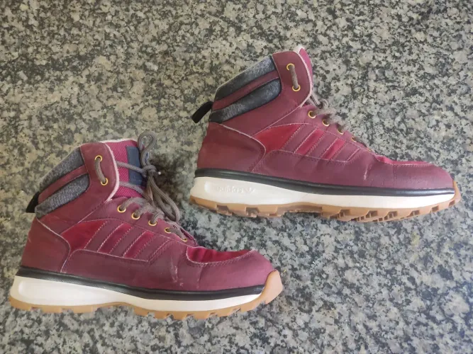bota chasker 42 vinho adidas originals linha <br><br>vinho 42