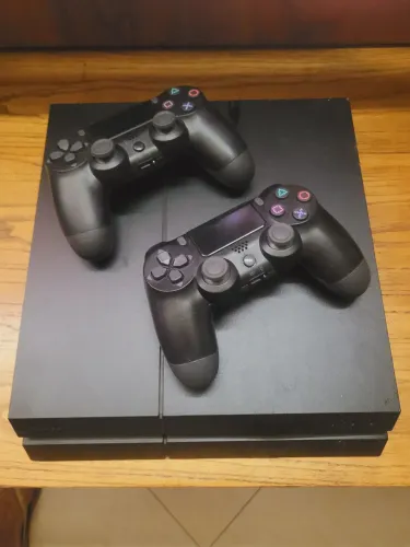 PLAYSTATION 4 FAT 500G ACOMPANHA 8 JOGOS E 2 CONTROLES